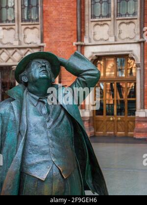 Sir John Betjeman statue at St Pancras Station London - Martin Jennings, sculptor, 2007. Poet Sir John Betjeman statue. Stock Photo