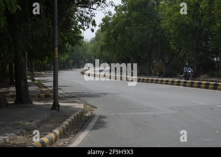 New Delhi, India. 18th Apr, 2021. Deserted scene of different areas of New Delhi while Delhi Government announce weekend lockdown as surge of Covid-19 cases. (Photo by Ishant Chauhan/Pacific Press) Credit: Pacific Press Media Production Corp./Alamy Live News Stock Photo