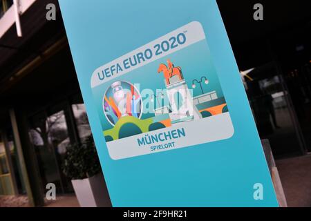 European Championship hosts Munich - UEFA demands audience guarantee! The European Football Union has increased the pressure on the German EM location Munich and set a deadline for a spectator guarantee. 'Additional information' on the plans should be submitted by the executive meeting on April 19th. Logo of the Munich venue. Press event ‚ào¬ £ Munich loves Europe‚àov? in the Olympiapark 'àov ™ 100 days until the start of the UEFA EURO 2020 on March 4th, 2020 in Munich/Olympiapark ¬ | usage worldwide
