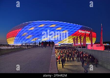 European Championship hosts Munich - UEFA demands audience guarantee! The European Football Union has increased the pressure on the German EM location Munich and set a deadline for a spectator guarantee. 'Additional information' on the plans should be submitted by the executive meeting on April 19th. Archive photo: Special lighting in the ALLIANZ ARENA. FC Bayern Munich and the Bundesliga support the application to host UEFA EURO 2024. Soccer arena, soccer stadium, stadium, FC Bayern Munich, aftertake, evening sky, afterthimmel, illuminated, light, mood, evening mood, overview, long shot, arch
