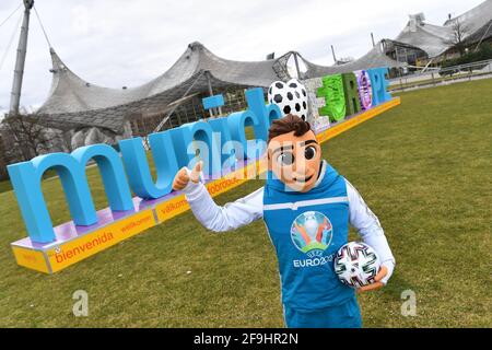 European Championship hosts Munich - UEFA demands audience guarantee! The European Football Union has increased the pressure on the German EM location Munich and set a deadline for a spectator guarantee. 'Additional information' on the plans should be submitted by the executive meeting on April 19th. Mascot SKILLZY poses in front of the lettering, logo MUNICH LOVES EUROPE. Press event ‚ào¬ £ Munich loves Europe‚àov? in the Olympiapark 'àov ™ 100 days until the start of the UEFA EURO 2020 on March 4th, 2020 in Munich/Olympiapark ¬ | usage worldwide