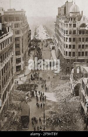 WWII - German Bombing raids on London, UK (Blitz)  in September 1940 - A view of the approach to London Bridge shortly after a morning raid by German bombers Stock Photo