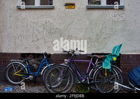 Fahrrad abstellen doch nicht verboten, Keuzberg, Berlin, Deutschland Stock Photo