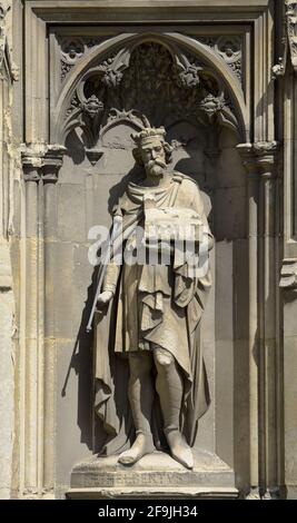 Canterbury, Kent, UK. Canterbury Cathedral: statue on the South West porch of 'Ethelbertvs rex' - King Ethelbert / Æthelberht (c. 560 - 616), King of Stock Photo