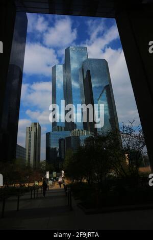 La Defense das moderne spiegelnde Hochhausviertel mit Wolkenkratzern westlich von Paris! ES gilt als Europas größte Bürostadt und Finanzzentrum Stock Photo