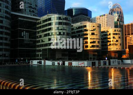 La Defense das moderne spiegelnde Hochhausviertel mit Wolkenkratzern westlich von Paris! ES gilt als Europas größte Bürostadt und Finanzzentrum Stock Photo