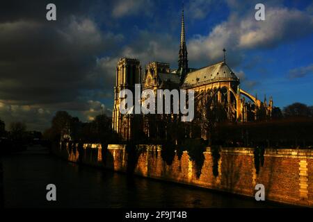 Paris, Frankreich, Notre Dame, Blauer Himmel und beleuchtete Türme und Mauern vom Gotteshaus und Kirche Notre Dame in Paris Stock Photo