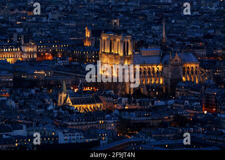 Paris, Frankreich, Notre Dame, Blauer Himmel und beleuchtete Türme und Mauern vom Gotteshaus und Kirche Notre Dame in Paris Stock Photo