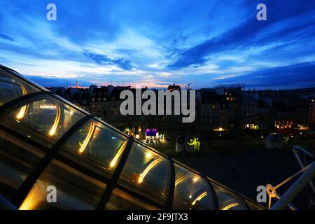 beleuchtete Röhre des Centre Pompidou Nationales Zentrum der Kunst & Kultur am Beaubourg in Paris in Frankreich Stock Photo