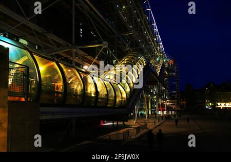 Paris, Frankreich beleuchtete Röhre des Centre Pompidou Nationales Zentrum der Kunst & Kultur am Beaubourg in Paris in Frankreich Stock Photo