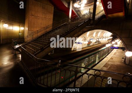 Licht auf der Eisen Treppe zur Pariser Untergrund undMetro Station von Notre Dame in Paris Frankreich Stock Photo