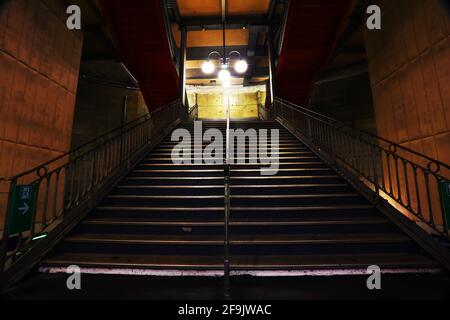 Licht auf der Eisen Treppe zur Pariser Untergrund undMetro Station von Notre Dame in Paris Frankreich Stock Photo