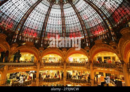 Dachkonstruktion der Galerie Lafayette eine der bekanntesten traditionsreichsten französischen Warenhausketten. Stock Photo