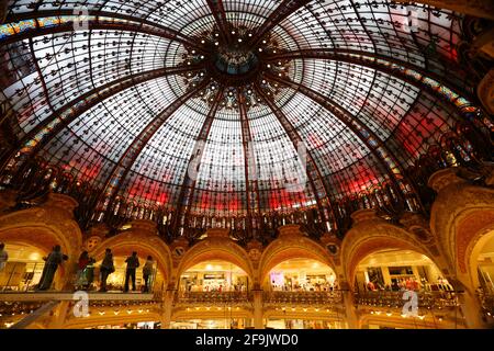 Dachkonstruktion der Galerie Lafayette eine der bekanntesten traditionsreichsten französischen Warenhausketten. Stock Photo