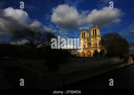 Blauer Himmel und beleuchtete Türme vom Gotteshaus und Kirche Notre Dame in Paris Stock Photo