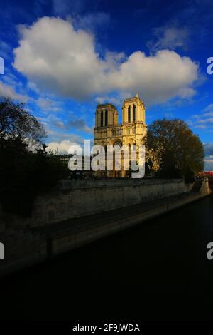 Blauer Himmel und beleuchtete Türme vom Gotteshaus und Kirche Notre Dame in Paris Stock Photo