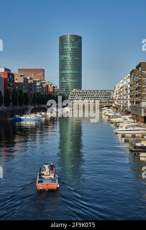 Frankfurter Westhafen, Hafenbecken mit Booten, rechts Wohnhäuser mit Bootsanlegestegen, hinten der Westhafen Tower, Gutleutviertel, Frankfurt am Main, Stock Photo