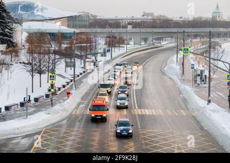 Moscow, Russia - January 17, 2021: View of the Moskvoretskaya embankment, cars and a skyscraper on Kotelnicheskaya embankment on a frosty winter morni Stock Photo