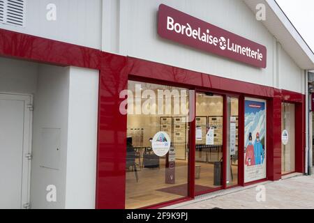 Bordeaux , Aquitaine  France - 01 24 2021 : Bordelaise de lunetterie logo brand and text sign on wall facade entrance french store street medic Optici Stock Photo