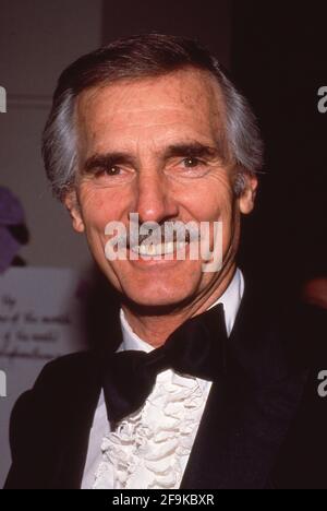 Dennis Weaver 1990 Credit: Ralph Dominguez/MediaPunch Stock Photo - Alamy