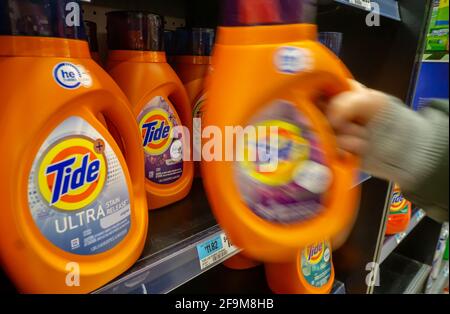 New York, USA. 30th Apr, 2019. A shopper grabs a container of Procter & Gamble's Tide detergent in a supermarket in New York on Tuesday, April 30, 2019. Tide is the largest selling detergent in the world. (Photo by Richard B. Levine) Credit: Sipa USA/Alamy Live News Stock Photo