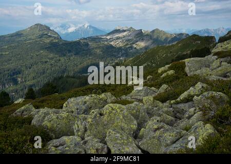 Imposanter Fernblick über ursprüngliche Berglandschaften im Berner Hohgant-Massiv Stock Photo