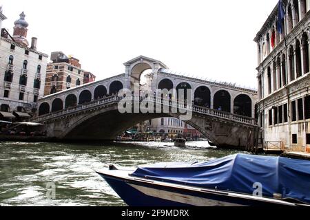 Venice, Italy. The Rialto Bridge, connecting the sestieri (districts) of San Marco and San Polo. Stock Photo