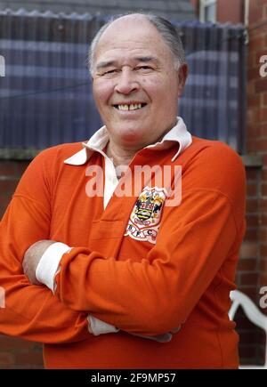 BILL PERRY WHO PLAYED FOR BLACKPOOL IN THE 1953 CUP FINALIN THE SHIRT HE WORE 20/3/2003 PICTURE DAVID ASHDOWN Stock Photo