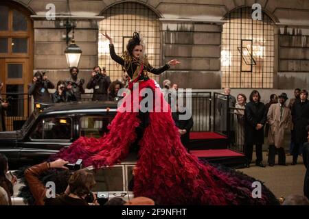 EMMA STONE in CRUELLA (2021), directed by CRAIG GILLESPIE. Credit: WALT  DISNEY PICTURES / Album Stock Photo - Alamy