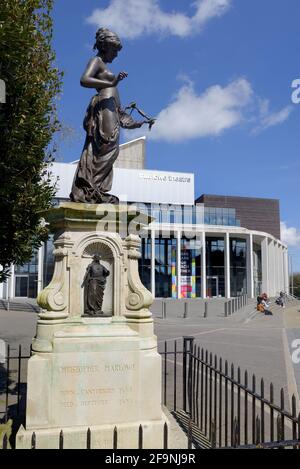 Canterbury, Kent, UK. Marlowe Theatre and the Marlowe Memorial – 'The Muse of Poetry' (Edward Onslow Ford: 1891) Stock Photo