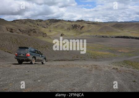 Tourist 4x4 vehicles near Dungenee Am / Canyon in Gobi Gurvan Saikhan National Park, Omnogovi, Mongolia. Stock Photo