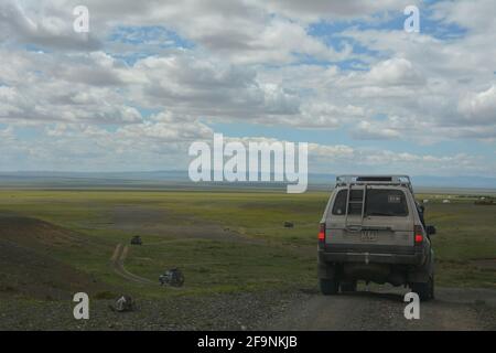 Tourist 4x4 vehicles near Dungenee Am / Canyon in Gobi Gurvan Saikhan National Park, Omnogovi, Mongolia. Stock Photo
