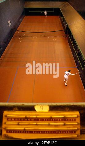 PRACTIS FOR THE REAL TENNIS WORLD CHAMPIONSHIP AT HAMPTON COURT 27/11/2002  TIM CHISHOLM (USA) FAR END THE CHALLENGER PICTURE DAVID ASHDOWN Stock Photo