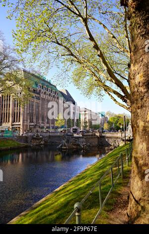 The city canal 'Kö-Graben' on Königsallee in Düsseldorf with view of the historic building of the department store 'Kaufhof'. Stock Photo