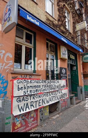 Milchbar Berlin, Protestplakate gegen Corona-Hilfen für Großkonzerne und verzögerte Hilfen für Gastronomen in der Corona-Krise, Berlin-Kreuzberg Stock Photo