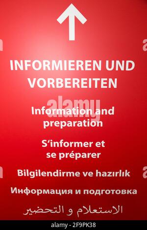 19.03.2021, Bremen, Bremen, Germany - Directional sign in the new vaccination center. 00A210319D018CAROEX.JPG [MODEL RELEASE: NOT APPLICABLE, PROPERTY Stock Photo