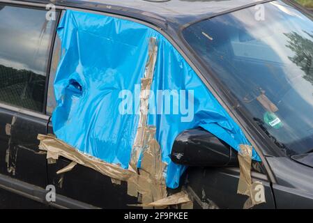 03.07.2020, , , - Smashed and taped side window of a passenger car. 0CE200703D001CAROEX.JPG [MODEL RELEASE: NOT APPLICABLE, PROPERTY RELEASE: NO (c) c Stock Photo