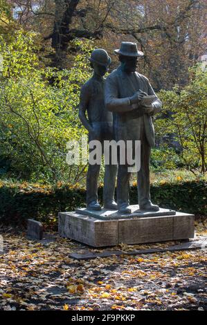 25.10.2020, Berlin, Berlin, Germany - Center - Bronze statue of the draftsman Heinrich Zille in Koellnischer Park, designed in 1964/1965 by the sculpt Stock Photo