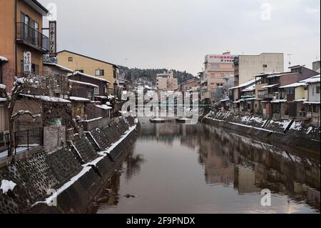 29.12.2017, Takayama, Gifu, Japan - City view along the bank of the Miyagawa River near the old city in winter. 0SL171229D030CAROEX.JPG [MODEL RELEASE Stock Photo