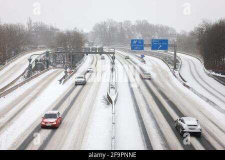 08.02.2021, Essen, North Rhine-Westphalia, Germany - Winter onset in the Ruhr area, few cars drive in ice and snow on the highway A40. 00X210208D046CA Stock Photo