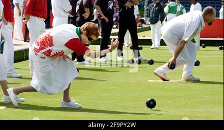 COMMONWEALTH GAMES IN MANCHESTER 26/7/2002  LAWN BOWLS BLIND PLAYERS GLORIA HOPKINGS (WALES)  DURING HER MATCH WITH SUSAN NJANI (KENYA)  PICTURE DAVID ASHDOWN.COMMONWEALTH GAMES MANCHESTER Stock Photo