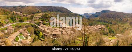 Great aerial panoramic view of the town of Rupit seen from the Soler viewpoint, where you can see the Agullola cliff with the entire town. Rupit, Cata Stock Photo