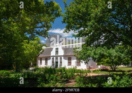 Historic Rhone Homestead Manor House from 1795 at Boschendal Winery near Franschhoek, South Africa with Hottentots Holland Mountains in the background Stock Photo