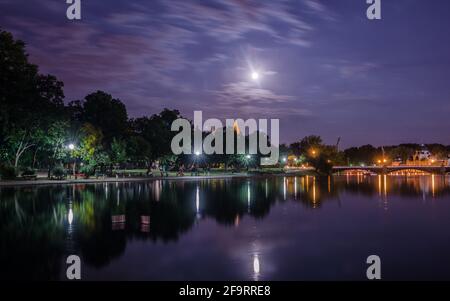 night view of a lake in varosliget park in budapest Stock Photo