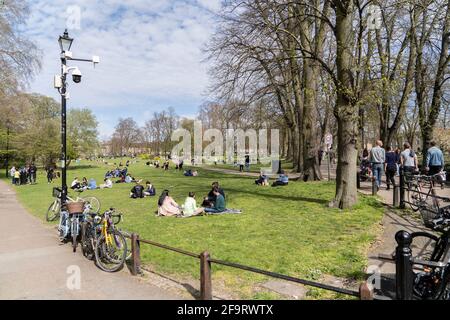 Cambridge, UK. 18th Apr, 2021. People seen relaxing on Christ's Pieces in Cambridge city center. (Photo by Edward Crawford/SOPA Images/Sipa USA) Credit: Sipa USA/Ģ����ý Live News Stock Photo