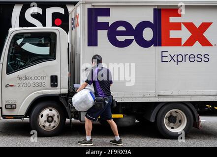 USA運輸会社FedEx A worker of the American FedEx Express delivery seen getting