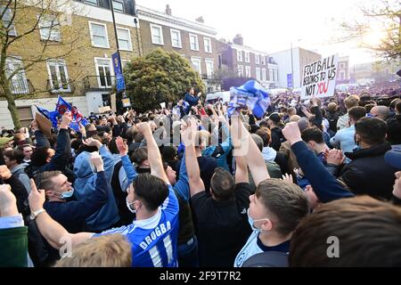 London, UK. 20th Apr, 2021. Fans celebrate outside Stamford Bridge in West London after it was announced the club would be applying to withdraw from the European Super League. There has been widespread hostility towards proposals for a new elite league of European football clubs, which opponents say will kill competition and damage the sport. Photo credit: Ben Cawthra/Sipa USA **NO UK SALES** Credit: Sipa USA/Alamy Live News Stock Photo