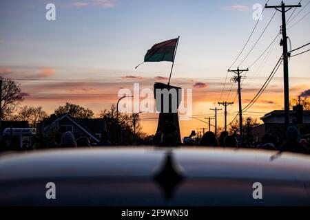 Minneapolis, M.N., USA. 20th Apr, 2021. The sun sets behind the Raised Fist sculpture in George Floyd Square next to Cup Foods after a jury found former Police officer Derek Chauvin guilty on all counts in the murder of George Floyd in Minneapolis, M.N., U.S., on Tuesday, April 20, 2021. Cup Foods is where police were called after Floyd was accused of attempting to use a counterfeit $20 bill and was later murdered after Chauvin knelt on his neck for over 9 minutes and 29 seconds. Credit: Samuel Corum/CNP | usage worldwide Credit: dpa/Alamy Live News Stock Photo