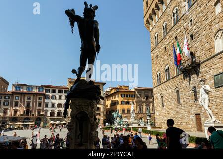 Florence, Florence Province, Tuscany, Italy. Piazza della Signoria. Copy of David by Michelangelo in front of the Palazzo Vecchio and, in centre, Pers Stock Photo