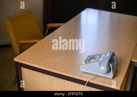 Berlin, Germany. 21st Apr, 2021. View of an interrogation room with desk and telephone at the Berlin-Hohenschönhausen Memorial on the grounds of the former remand prison of the Ministry of State Security in Genslerstraße. The memorial was rebuilt and renovated. Credit: Jens Kalaene/dpa-Zentralbild/dpa/Alamy Live News Stock Photo